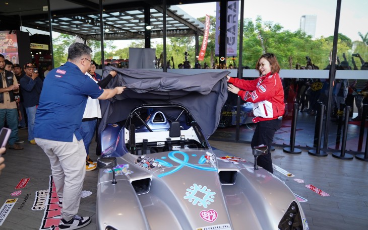 Wamenekraf buka Panca Fest 2025 dan perkenalkan mobil balap hasil kolaborasi Ekraf Hunt sebagai wujud sinergi otomotif dan IP lokal untuk dorong ekonomi kreatif dan kolaborasi lintas sektor, The Brickhall Fatmawati, Jakarta (13/06/25)