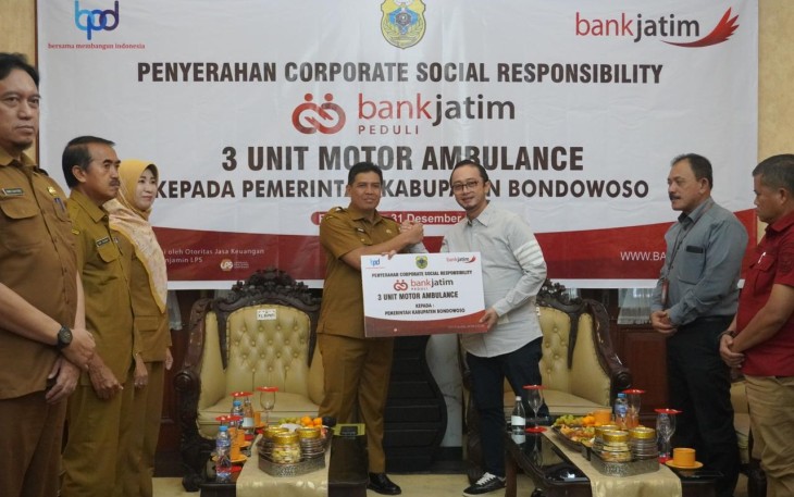 Penyerahan secara simbolis oleh Pjs. Pemimpin Bank Jatim Cabang Batu Sugiastuti kepada Pj. Walikota Batu Aries Agung Paewai pada hari Selasa (31/12).
