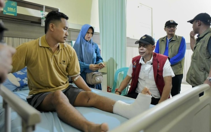Wakil Menteri Sosial (Wamensos), Agus Jabo Priyono memberikan santunan untuk 3 ahli waris dari 5 korban meninggal dunia akibat bencana tanah longsor di Desa Cibeunying, Kecamatan Majenang, Kabupaten Cilacap, Jawa Tengah, Minggu (16/11/2025)