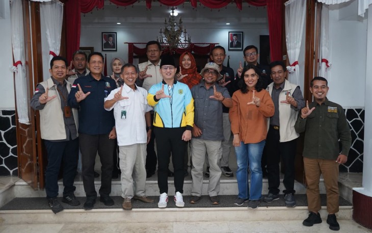 Bupati Trenggalek, Mochamad Nur Arifin, saat menyambut kunjungan Tim Verivikator Lapang Lomba Wana Lestari di Pendopo Manggala Praja Nugraha, Rabu (18/6/2025)