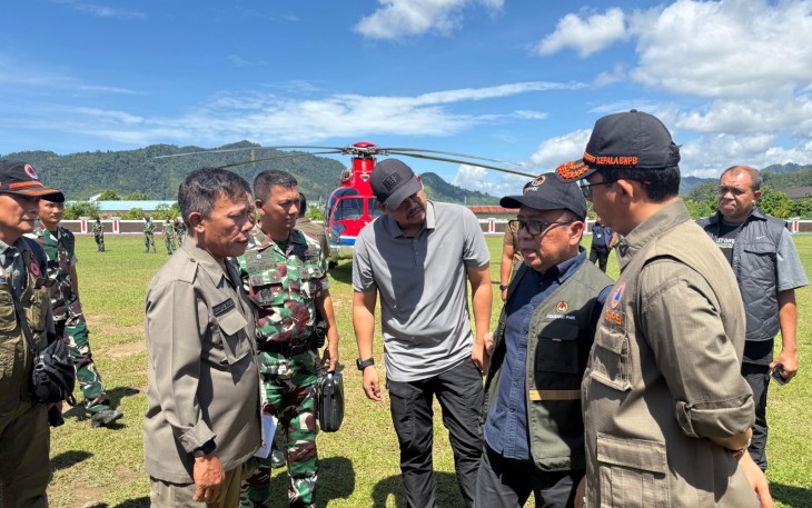 Kepala BNPB dan Menko PMK tiba di Tapanuli Tengah dan diterima oleh Gubernur Sumatera Pusat pada Minggu (30/11)
