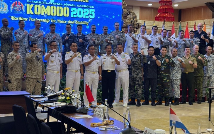 Foto bersama usai acara Final Planning Conference (FPC) untuk kegiatan Multilateral Naval Exercise Komodo (MNEK) 2025 di Bali, Kamis (9/1/2025).