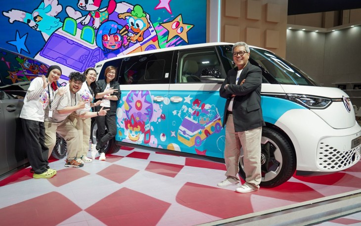 Wakil Menteri Ekonomi Kreatif (Wamen Ekraf) Irene Umar saat peluncuran VW ID. Buzz yang bertepatan dengan pembukaan GAIKINDO Indonesia International Auto Show (GIIAS) 2025 di ICE BSD, Kabupaten Tangerang pada Rabu, 23 Juli 2025