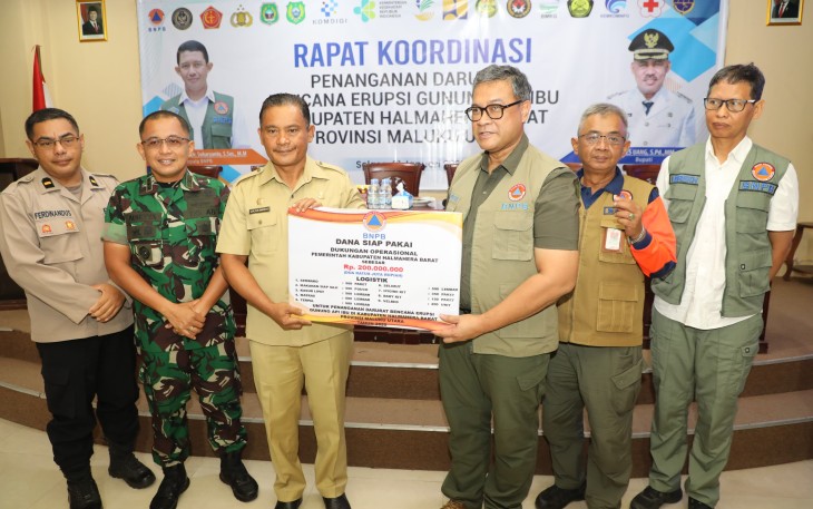 Raditya Jati selaku Deputi Bidang Sistem dan Strategi BNPB sebagai perwakilan BNPB saat memberikan bantuan secara simbolis kepada Sekretaris Daerah Halmahera Barat di Kantor Bupati Halmahera Barat, pada Selasa (21/1).