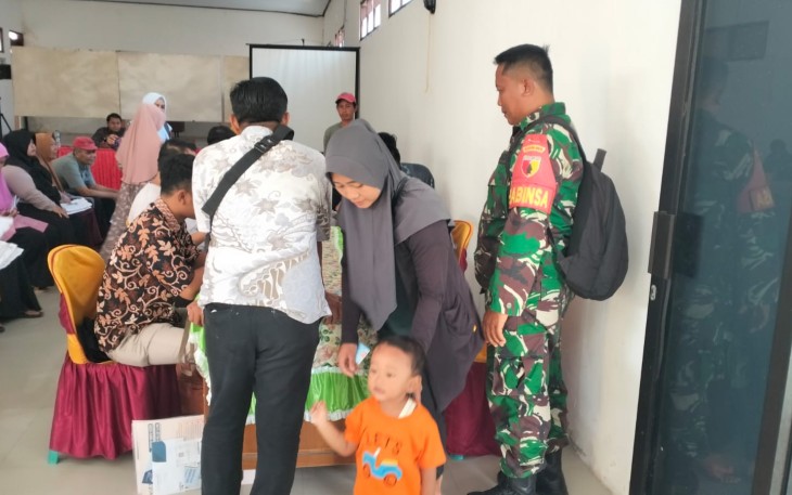 Babinsa Koramil Kwadungan Dampingi Pembagian BLTS Kesra 