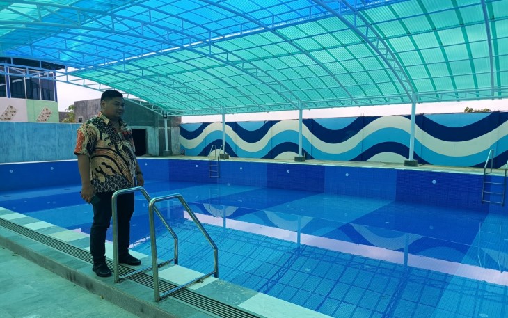 Direktur Utama PUD Aneka Usaha, Samidi, saat mengecek hasil pembangunan kolam renang khusus wanita di Intanpari Waterpark Karanganyar, Rabu (1/1/2024)