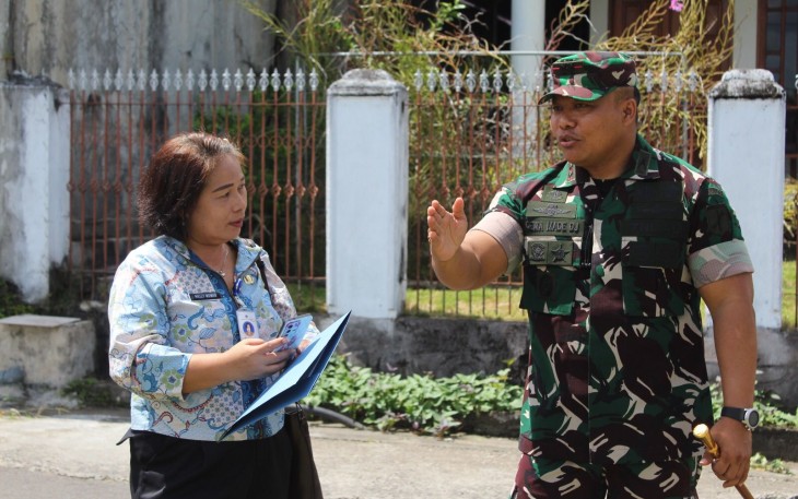 Dandim 1310/Bitung, Letkol Inf Dewa Made DJ, bersama Kabid Aset Pemkot Bitung saat berada di lokasi pembangunan KDKMP