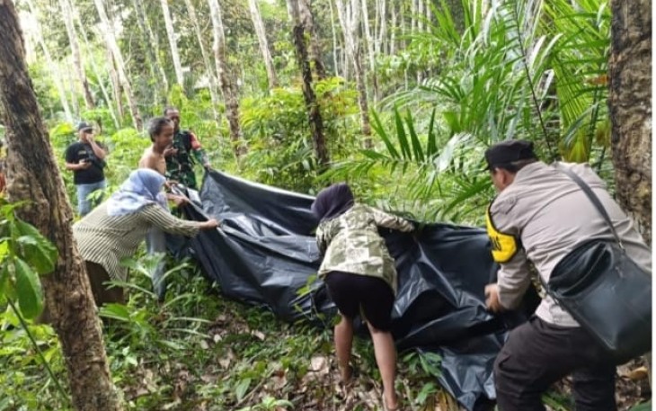 Penemuan sesosok mayat yang diperkirakan berjenis laki-laki dengan kondisi tubuh sudah membusuk di penuhi belatung, sempat menggegerkan warga di Bumi Sebiduk Sehaluan, khususnya warga masyarakat Desa Raman Jaya, Kecamatan Belitang II, Kabupaten Oku Timur dan sekitarnya, Senin (15/09/2025)