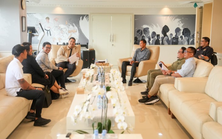 Menpora RI Dito Ariotedjo saat menerima audiensi Founder AMTC (Agung Mulyawan Track Club), Agung Mulyawan yang hadir bersama CEO 2230 Sports Agency Putra Yuhardiyanto, Managing Director 2230 Sports Agency Sara Lea Tunas dan Commercial Director 2230 Sports Agency Aditya Firmansyah di lantai 10 Kantor Kemenpora, Senayan, Jakarta, Rabu (22/1).