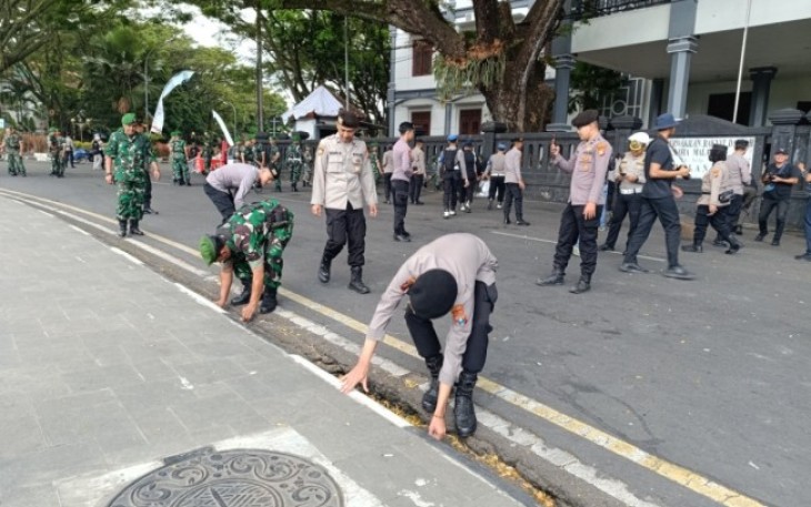 Kodim 0833 bersama Polisi bersihkan sampah usai May Day