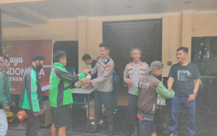 Polsek Senen menggelar kegiatan pembagian paket sembako kepada 43 pengemudi ojek online (ojol) di depan Mako Polsek Senen, Minggu