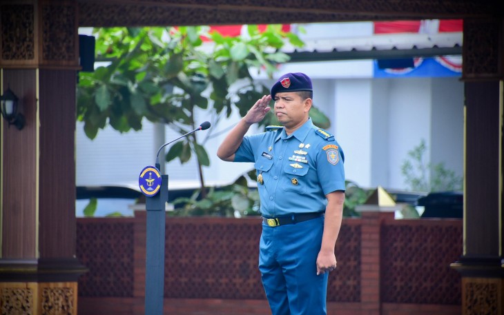 Kepala Dinas Administrasi Personel (Kadisminpers) Kolinlamil Kolonel Laut (P) Amin Wibowo, S. T memimpin upacara rutin penaikan bendera di lapangan Moeljono Silam Mako Kolinlamil Tanjung Priok, Jakarta Utara, pada hari Senin (11/8)