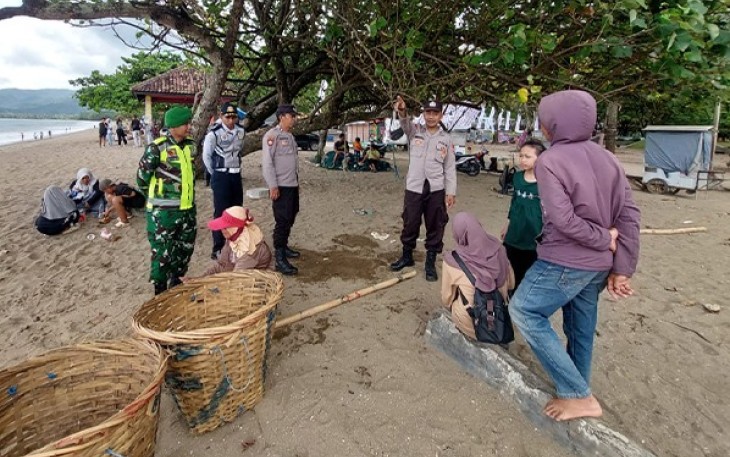 Sinergi TNI-Polri Jaga Keamanan Libur Nataru di Pantai Prigi Trenggalek