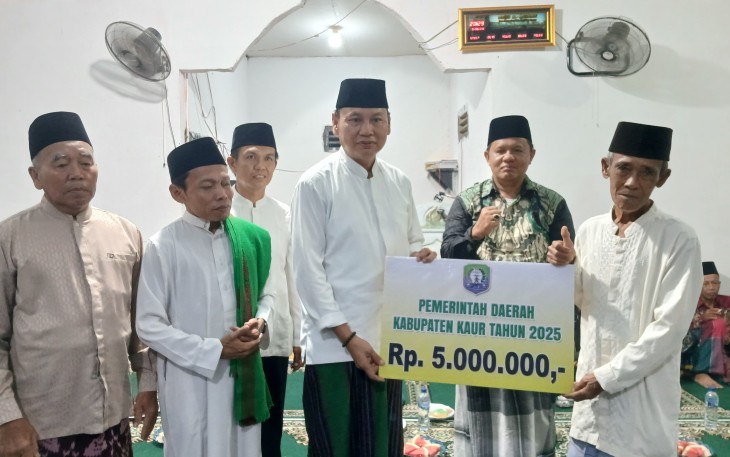 Wabup Kaur saat Safari Ramadan di masjid Nurul Iman Desa Tanjung Baru Kecamatan Kinal