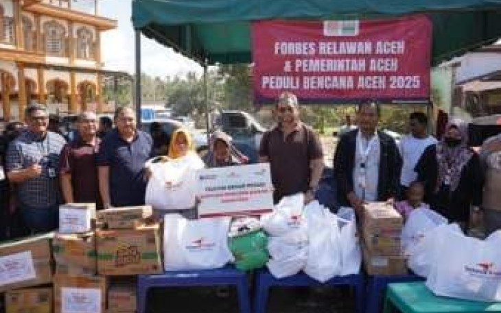 Direktur Strategic Business Development & Portfolio Telkom Seno Soemadji (tengah) meninjau langsung kondisi infrastruktur jaringan komunikasi di wilayah terdampak bencana Kuala Simpang, Kabupaten Aceh Tamiang pada Selasa (23/12). Kegiatan ini merupakan bagian dari upaya Telkom untuk memastikan pemulihan layanan telekomunikasi berjalan optimal