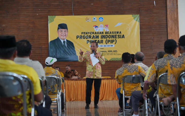 Acara penyerahan beasiswa PIP oleh Anggota Komisi X DPR RI Dapil Jateng IV, Juliyatmono, di Gedung DPD Golkar Karanganyar, Rabu (8/10/2025).