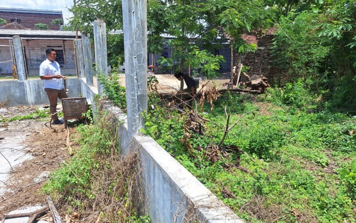 Anggota Satreskrim Polres Karanganyar mengecek lokasi kandang Kelompok Ternak Maju Terus guna proses penyidikan kasus dugaan korupsi 20 sapi bantuan Kementerian Pertanian.