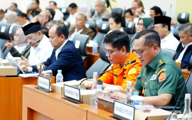 Asrenum Panglima TNI Letjen TNI Candra Wijaya saat menghadiri rapat kerja bersama Ketua Tim Pengawas Penanganan Bencana DPR RI, Dr. H. Cucun Ahmad Syamsurijal, M.A.P., di Gedung DPR RI, Senayan, Jakarta, Rabu (5/11/2025).