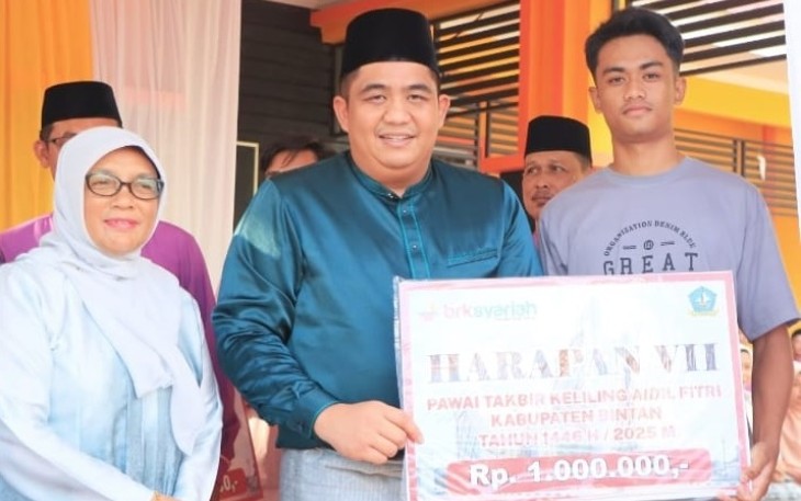 Bupati Bintan Roby Kurniawan saat menyerahkan hadiah