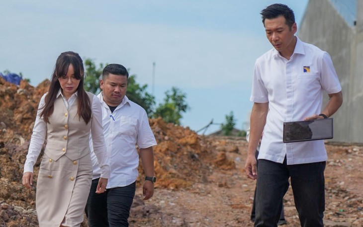 Wakil Kepala BP Batam, Li Claudia Chandra saat meninjau sistem drainase 