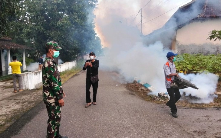 Babinsa Desa Glonggong, Koramil 0803/12 Dolopo, Serda Suparman saat pendampingan fogging.