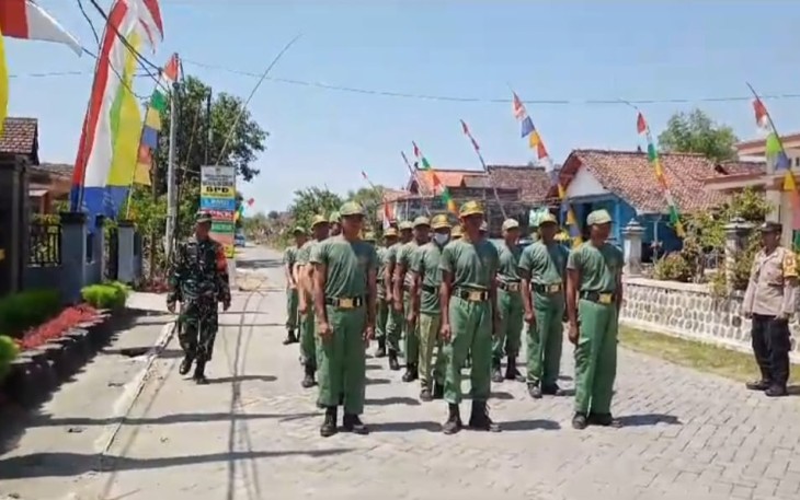Babinsa Gunungsari Berikan Pelatihan PBB pada Linmas
