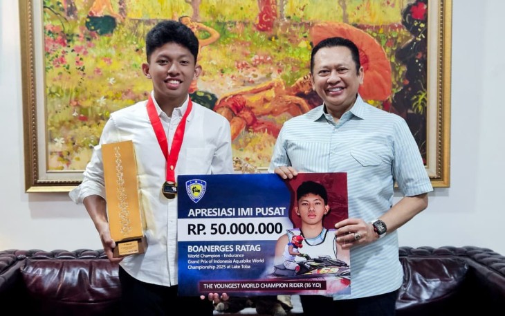 Bamsoet saat memberikan uang pembinaan kepada  Boanerges Ratag di Jakarta, Selasa (19/8/25).