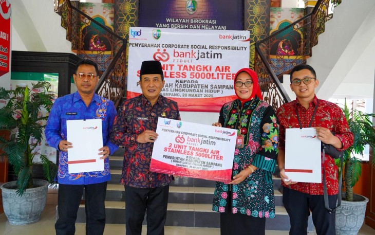 Bank Jatim saat Serahkan CSR Dua Unit Tangki Air Ke Pemkab Sampang secara simbolis.