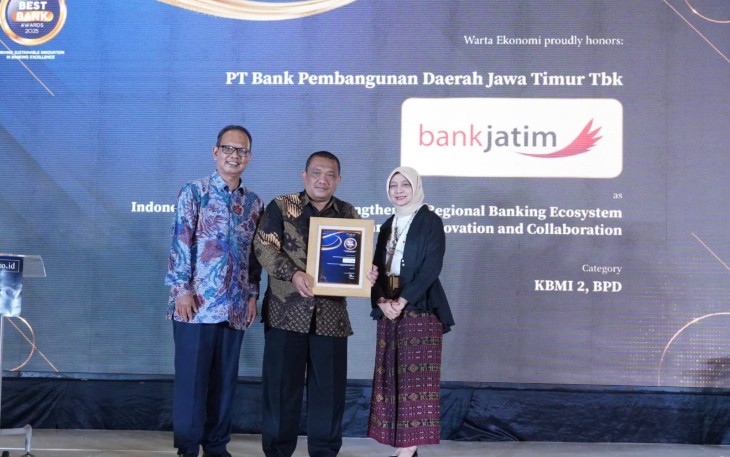 Penghargaan diterima oleh Vice President Manajemen Risiko Bank Jatim Wawan Budi R. pada hari Selasa (24/6).