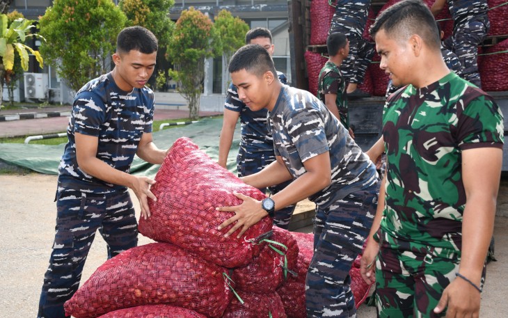 TNI AL dan Bea Cukai Gagalkan Penyelundupan 74 Karung Ballpress Ilegal di Pontianak