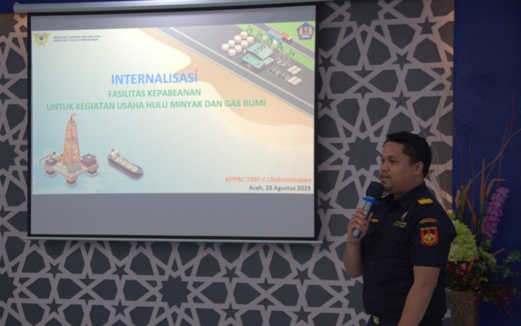 Muhamad Reza Nugraha dari Direktorat Fasilitas Kepabeanan sebagai narasumber. 