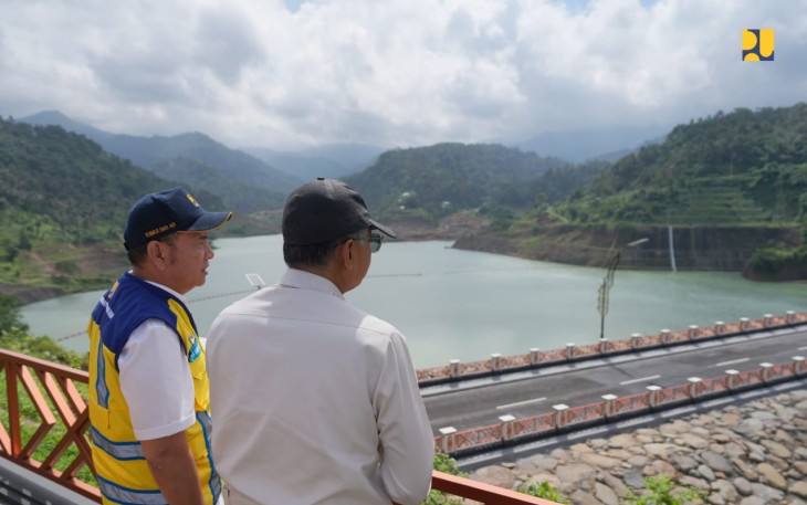 Menteri Pekerjaan Umum Dody Hanggodo saat meninjau Bendungan Meninting, Senin (14/7/2025). 