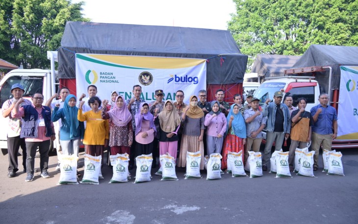 Penyerahan secara simbolis paket bantuan beras pemerintah kepada beberapa warga, di halaman Rumah Dinas Bupati Karanganyar, Selasa (22/7/2025).