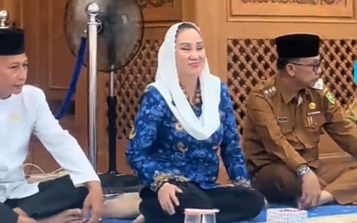 Bupati Natuna, Cen Sui Lan didampingi oleh Wakil Bupati Natuna, Jarmin Sidik menyambut secara langsung kepulangan 57 orang jamaah haji.