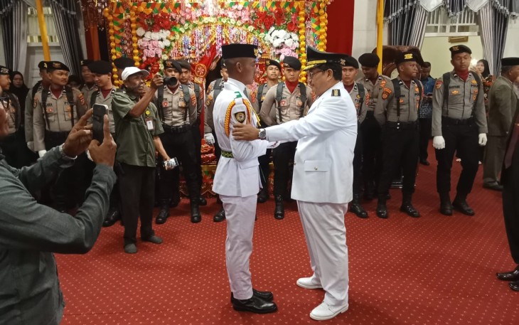 Bupati Aceh Singkil, H.Safriadi Oyon, SH saat mengukuhkan Paskibraka di Pendopo Bupati, Sabtu sore, (16/8/2025).