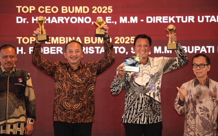Bupati Rober Christanto bersama Dirut Bank Daerah Karanganyar Haryono, saat menerima penghargaan dalam ajang TOP BUMD Award 2025, di Hotel Raffles Jakarta, Senin (2842025). Foto  Istimewa