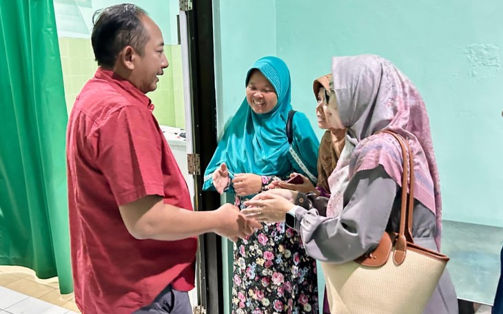 Bupati Rober Christanto di RSUD Karanganyar, Jumat (2132025) petang, saat menemui keluarga para korban peristiwa pohon tumbang di Alun-alun Karanganyar.