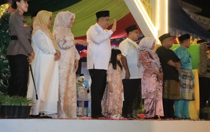 Bupati Roby saat Lepas Kendaraan Hias Peserta Pawai Takbir Idul Fitri 1446 H.