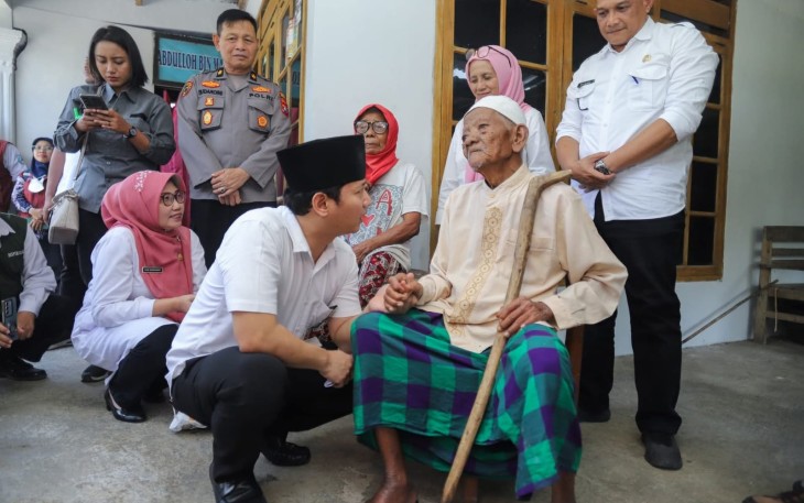 Bupati Trenggalek, Mochamad Nur Arifin, bersama jajarannya dan Forkopimda Kabupaten Trenggalek, saat menyerahkan Bantuan Pangan Beras, kepada penerima manfaat, Rabu (23/7/2025).