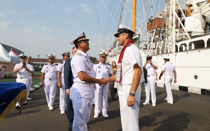 Komandan Kapal CSN Esmeralda, Kapten Andres Gallegos, memimpin rombongan delegasi Angkatan Laut Chile dalam kunjungan persahabatan ini. 