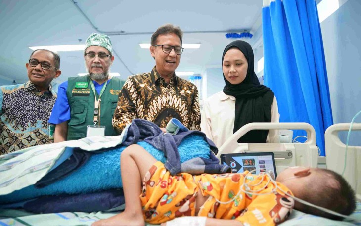 Menkes Budi Gunadi Sadikin meninjau pasien pasca operasi jantung di RSUP Dr. Wahidin Sudirohusodo 