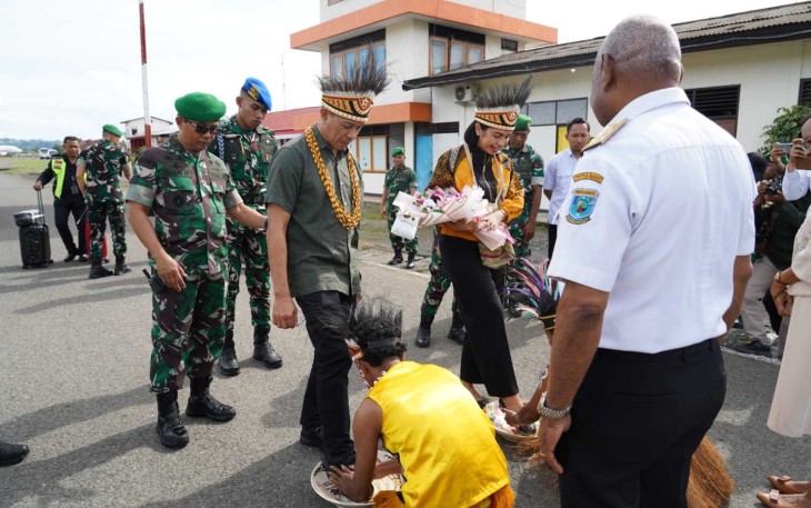 Pangdam XVIII/Kasuari Mayjen TNI Christian Kurnianto Tehuteru beserta ibu disambut tradisi adat injak piring, Rabu (10/9)