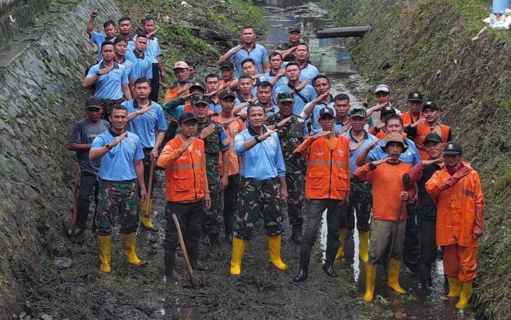 Bakti Teritorial Prima Bersihkan Sungai Cilimus