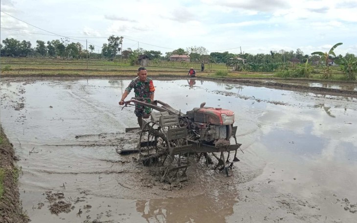 Olah lahan pertanian petani desa binaan 