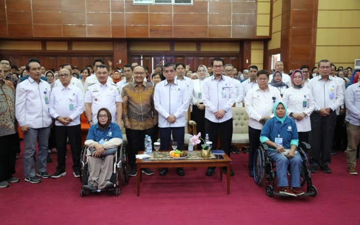 Menaker Yassierli foto bersama di BPKK Kemnaker Bekasi, Rabu (10/9)