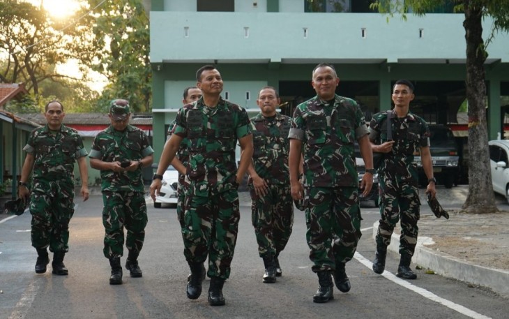 Danrem 081/DSJ Kolonel Arm Untoro Hariyanto saat mendampingi kunjungan Kasdam V Brawijaya Brigjen TNI Zainul Bahar di Makorem, Jum'at (12/9)