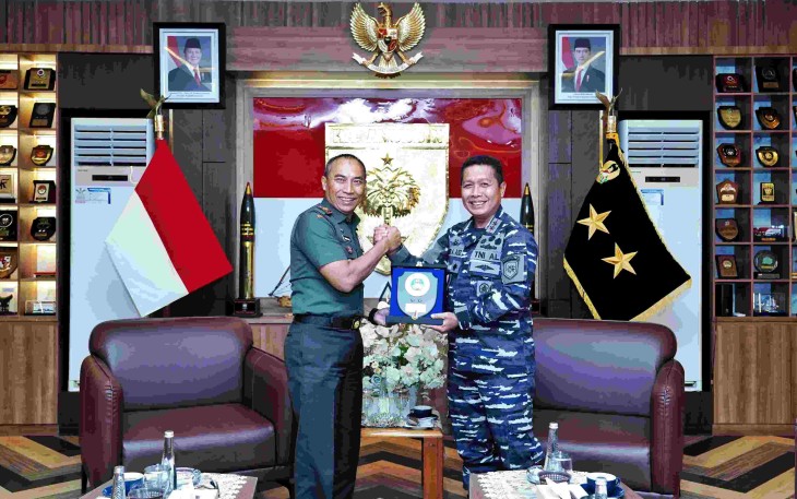 Pangdam XIV/Hsn Mayjen TNI Windiyatno menerima cenderamata Dankodaeral VI