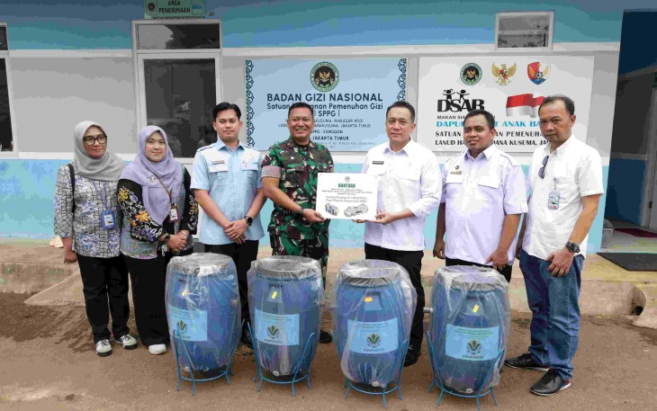 Wamen LH/Wakil Kepala BPLH Diaz Hendropriyono saat menyerahkan bantuan Tumbler di SPPG Halim, Jakarta, Jum'at (19/9)
