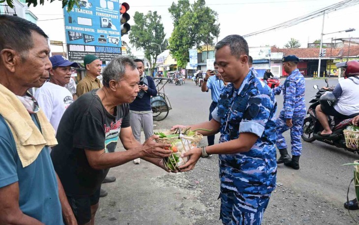 Danlanud J.B Soedirman Letkol Pnb Tatag Onne Setiawan memberikan bansos paket sayuran ke masyarakat, Senin (22/9)