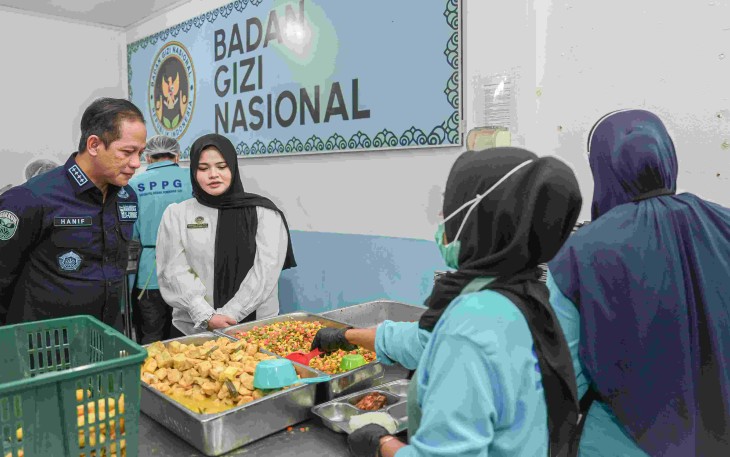 Menteri LH Hanif Faisol Nurofiq saat meninjau SPPG di Batam, Senin (22/9)